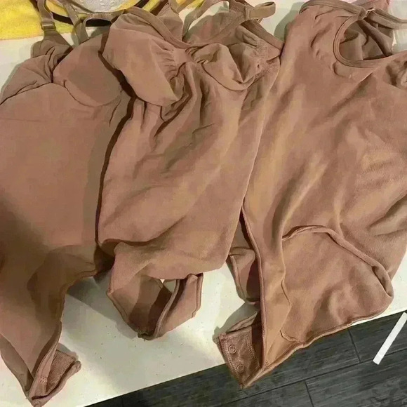 SKIMS Adjustable Straps Seamless Sculpt Compression Thong Bodysuit Size… - Picture 5 of 6